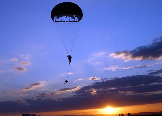 Фото  парашютов и парашютистов