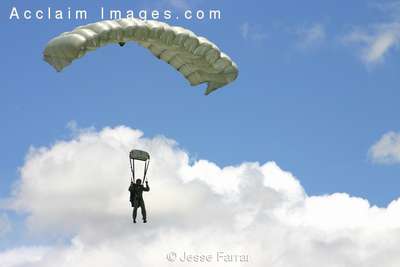 Фото  парашютов и парашютистов